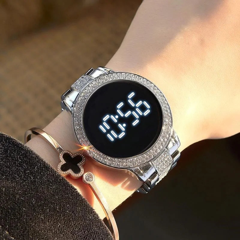 Reloj electrónico con pantalla grande LED y diamantes incrustados para mujer de Kegllect, correa de acero redonda